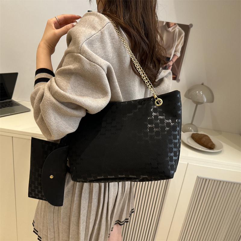 2026 New Beautiful Personalized Shoulder Portable Underarm Large Capacity Fashionable Casual Simple Tote Women's Bag